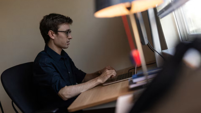 anthropics-former-employee-joe-benton-poses-for-a-portrait-at-his-apartment-in-berkeley-california-u.s.-september-14-2026.-reuters