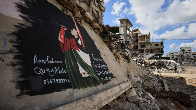 palestinians-walk-near-a-mural-painted-in-honour-of-american-rapper-macklemore-amid-buildings-destroyed-during-the-war-in-gaza-city-september-18-2026.-reuters