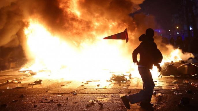france_protest_fire